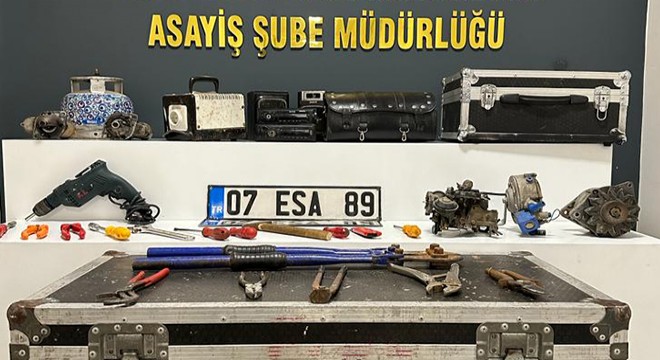 Otomobil ve plaka hırsızları Antalya polisinden kaçamadı