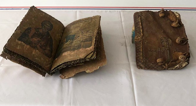 Otomobilde 500 yıllık 2 el yazması İncil ele geçirildi