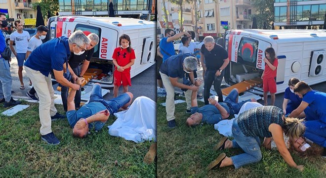 Otomobilin çarptığı ambulans devrildi: 3 turist yaralı