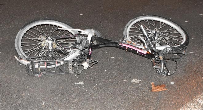 Otomobilin çarptığı bisikletli metrelerce sürüklenip, öldü