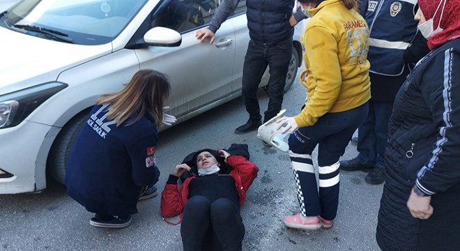 Otomobilin çarptığı genç kadın yaralandı