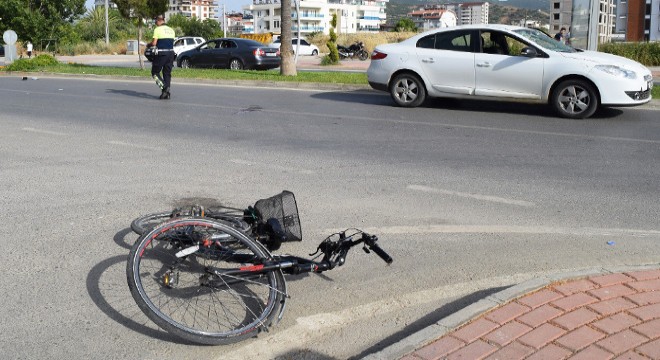 Otomobille çarpışan bisikletli yaralandı