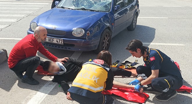 Otomobille çarpışan motosikletteki 2 kişi yaralandı