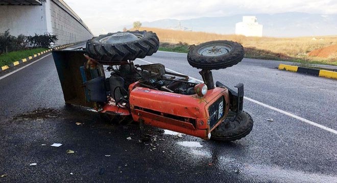 Otomobille çarpışan traktör yan yattı: 2 yaralı