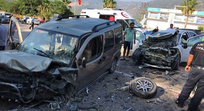 Otomobille hafif ticari araç çarpıştı: 10 yaralı