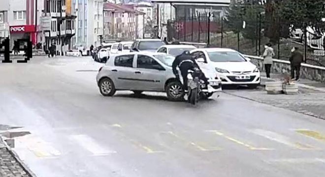 Otomobille motosikletin çarpıştığı kaza kamerada