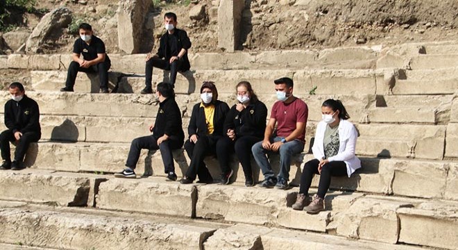 Özel öğrenciler, antik tiyatrodaki kazı çalışmalarına katıldı