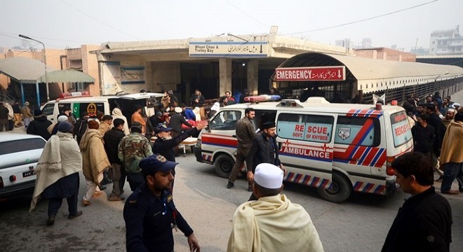 Pakistan da bombalı saldırı: 5 polis öldü
