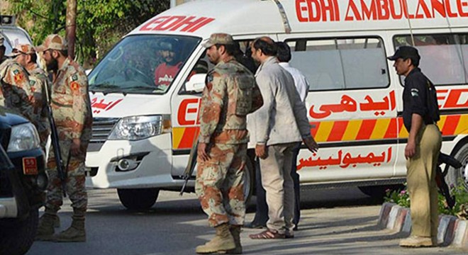Pakistan’da dolmuş kanala düştü : 20 ölü