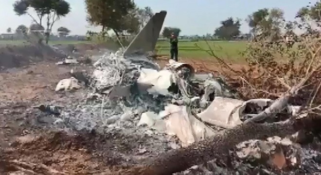 Pakistan’da savaş uçağı düştü: 2 ölü
