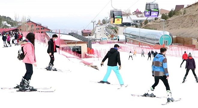 Palandöken de üniversite öğrencilerine son kayak dersi