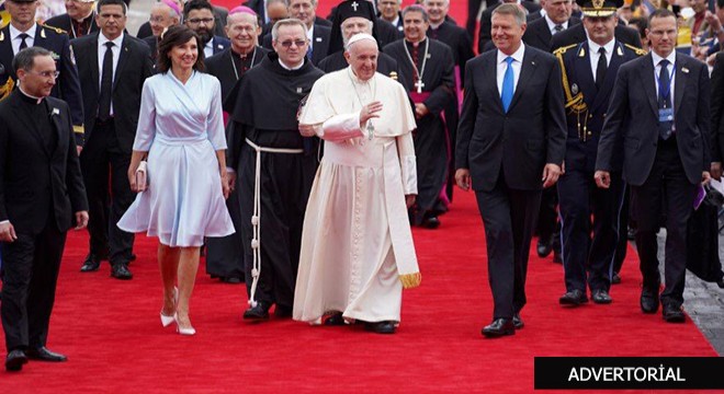 Papa Francis Romanya Ziyaretinde Türk İmzalı Kırmızı Halı ile Karşılandı!