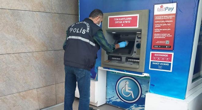 Para çekemeyince ATM yi kırdı