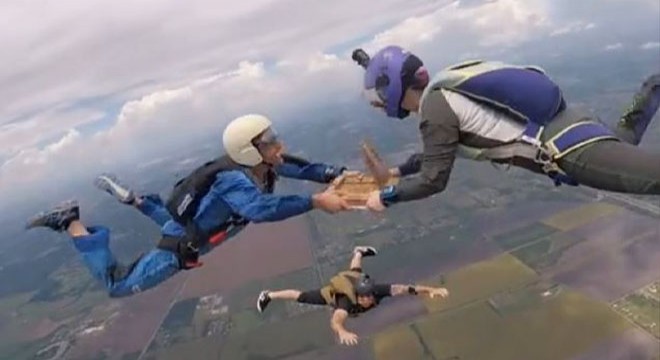 Paraşütçülerden 4 bin 267 metre yükseklikte pizza keyfi
