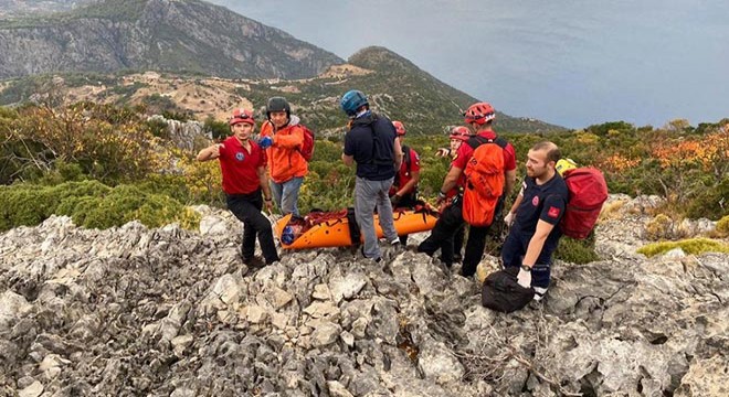 Paraşütle tekli uçuş yapan Rus pilot kayalıklara düştü