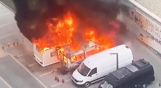 Park halindeki karavan ve minibüs alev alev yandı