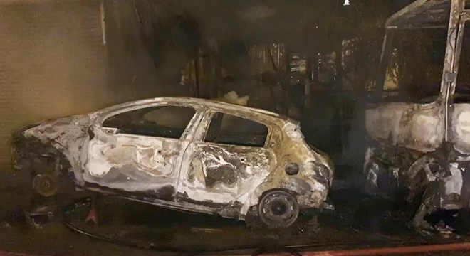 Park halindeki otomobilde yangın çıktı