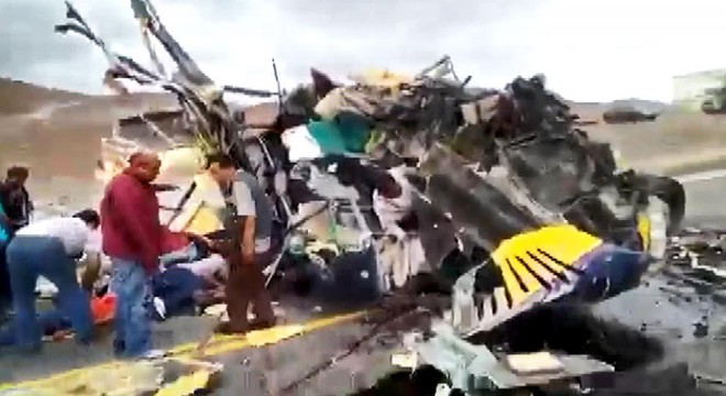 Peru’da iki otobüs kafa kafaya çarpıştı: 10 ölü, 40 yaralı