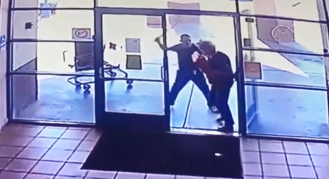 Pizzasını vermeyen kadına metal sopayla saldırdı