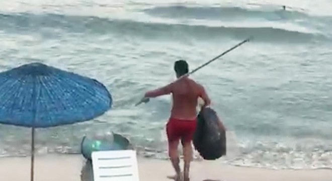 Plajdaki çöp kutularını denize atan kişi gözaltına alındı