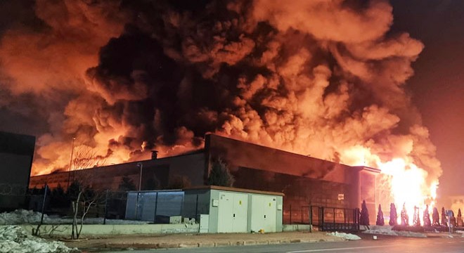 Plastik fabrikası alev alev yandı