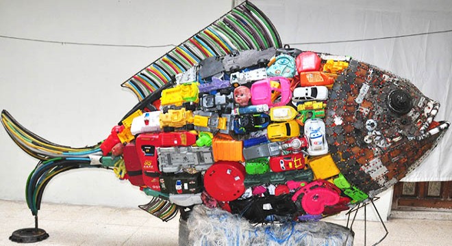 Plastik ve metal atıklarla 200 kiloluk balık heykeli yaptı