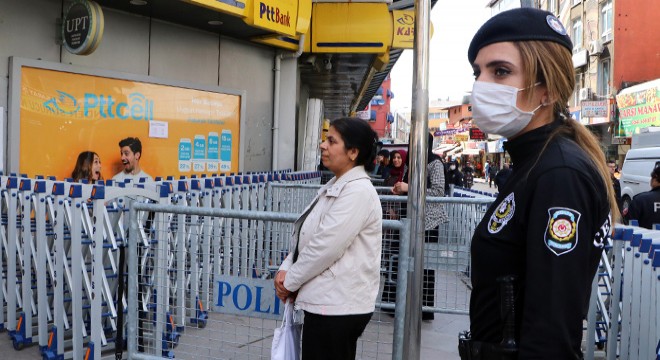 Polis, PTT önünde  sosyal mesafe  için bariyer kurdu