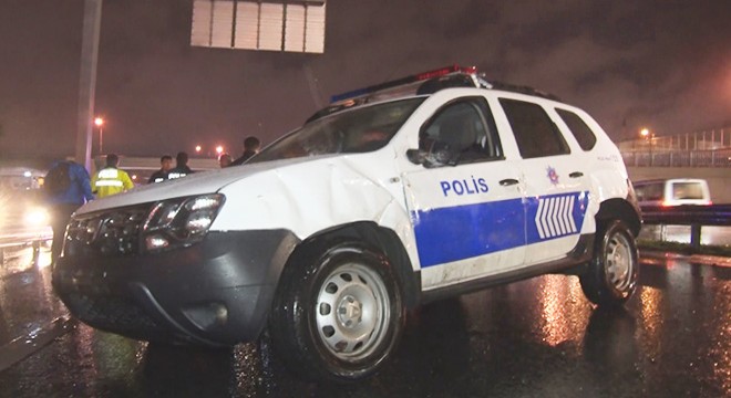 Polis aracı bariyere çarptı: 1 polis hafif yaralı