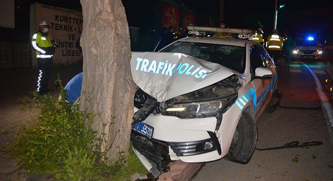 Polis aracı, kovalamaca sırasında ağaca çarptı: 2 yaralı