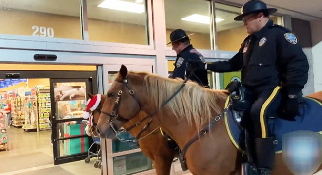 Polis atıyla birlikte evcil hayvan dükkanını teftiş etti