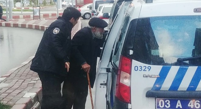 Polis yaşlı adamı geri çevirmedi