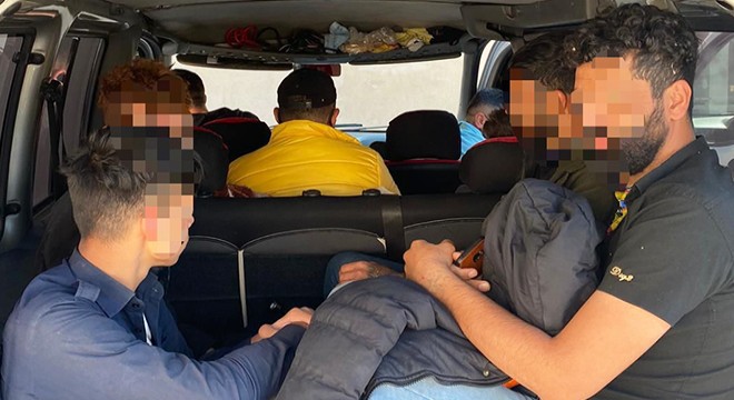 Polisin durdurduğu hafif ticari araçta 8 kaçak göçmen yakalandı