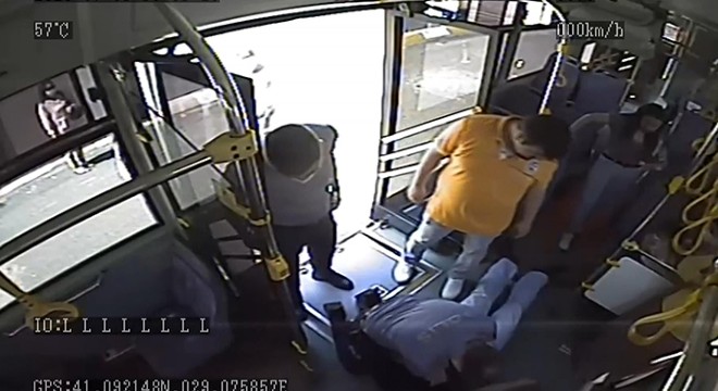 Polisin kalp kirizi geçiren yolcuyu kurtarma çabası kamerada