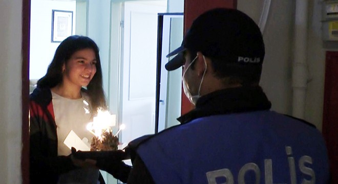 Polislerden, meslektaşlarının kızına sürpriz doğum günü