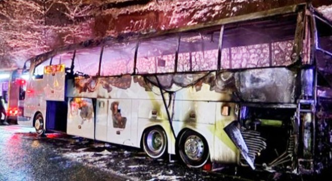 Polisleri taşıyan otobüs alev alev yandı