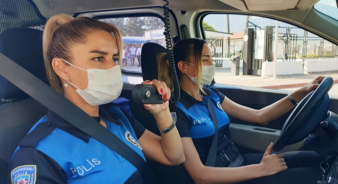 Polisten Rusça, İngilizce ve Türkçe maske uyarısı