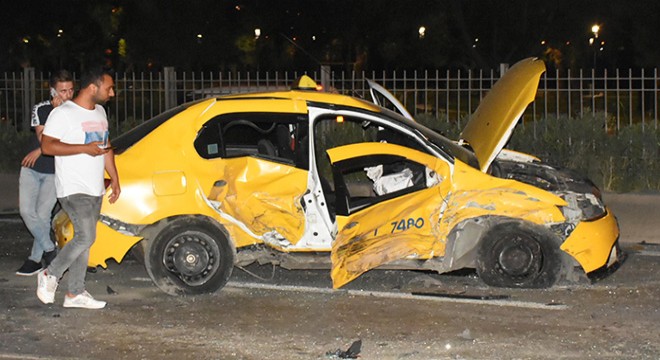 Polisten kaçtığı otomobille ters yönde taksi ile çarpıştı: 2 yaralı