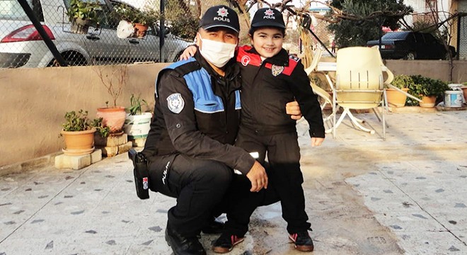 Polisten korkan çocuğa üniforma hediyesi