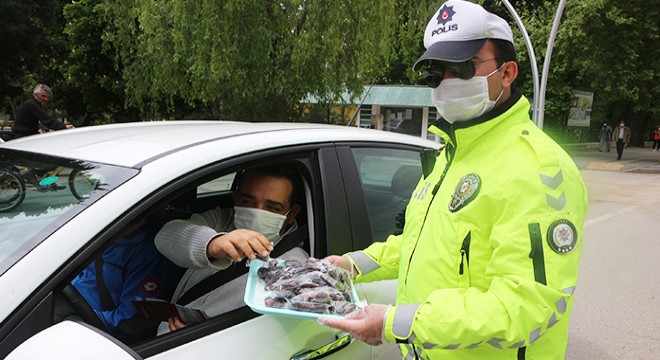 Polisten sürücülere hurma ve maske