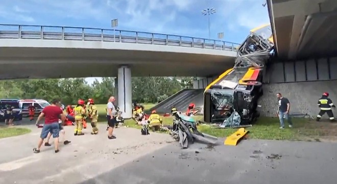 Polonya’da yolcu otobüsü köprüden uçtu: 1 ölü, 17 yaralı