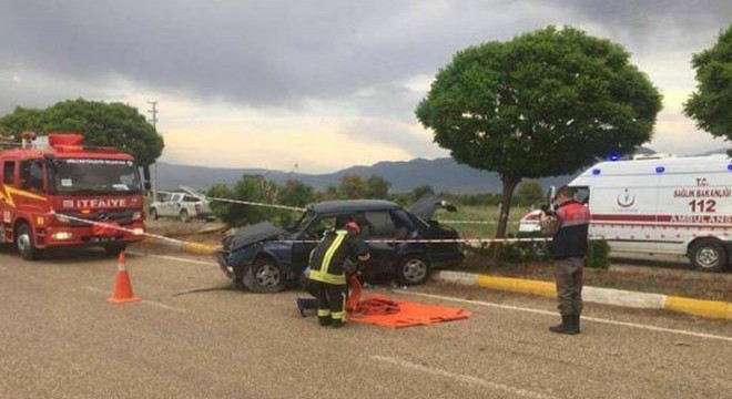 Refüjdeki ağaçlara çarpan otomobilin sürücüsü öldü