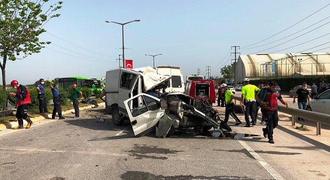 Refüjü aşan kamyonet işçi servisiyle çarpıştı: 5 yaralı