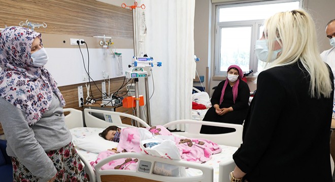 Rektör Özkan, tedavi gören depremzede çocukları ziyaret etti