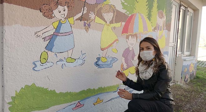 Resim öğretmeni Şengül, okulun duvarlarını renklendirdi