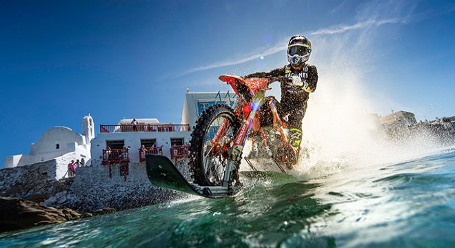 Robbie Maddison Ege Denizi nde motosiklete bindi