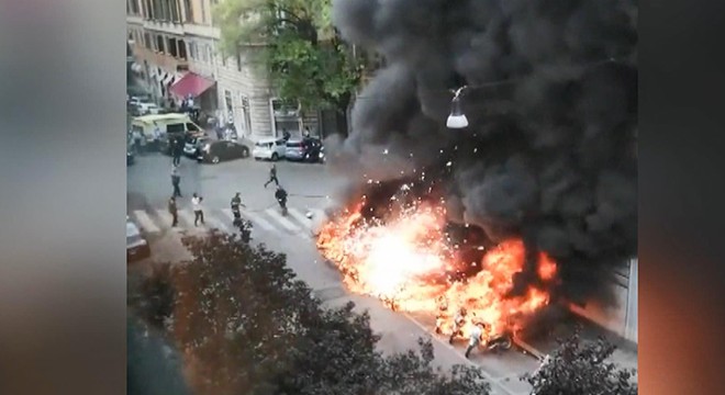 Roma’da yangın: 2 otomobil ve 10 motosiklet yandı