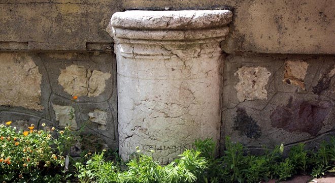 Roma döneminden kalan sütun, bahçe duvarında kullanıldı