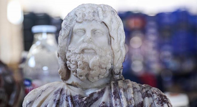 Roma dönemine ait Serapis büstüyle Asklepios heykelciği bulundu