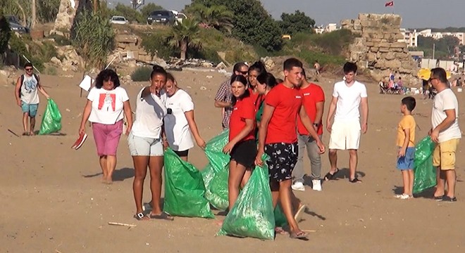 Romanya dan gelip, Antalya da sahilleri temizlediler
