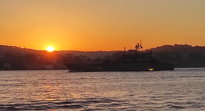 Rus Savaş Gemisi İstanbul Boğazı ndan geçti